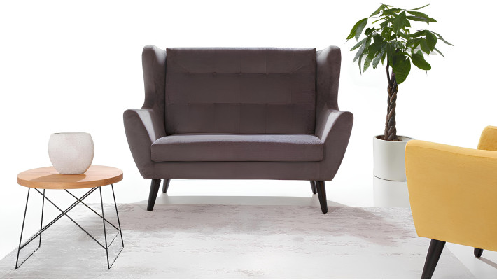 Moderni harmaa Chesterfield-sohva kolmelle henkilölle