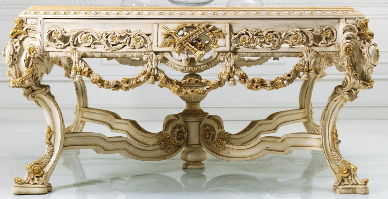 Antiikkityylinen massiivipuinen ruokapöytä