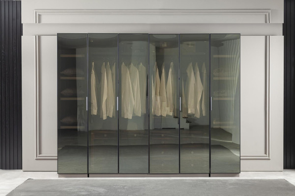 Loft-makuuhuonekalustesarja, jossa on sänky, kaappi, yöpöydät ja 5-osainen lipasto