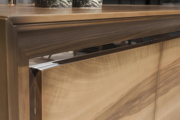 Ylellinen ruokailuryhmä pöydällä ja tuoleilla, lipasto, 7 osaa