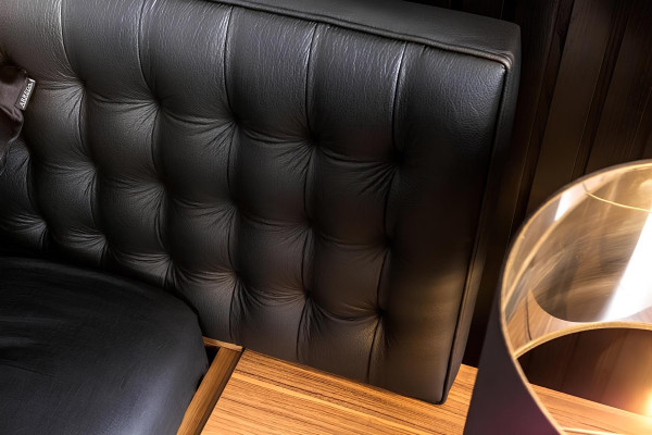 Makuuhuoneen huonekalusarja Täydellinen setti Musta sänky Kaappi Yöpöytä 8 osaa