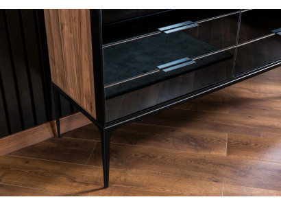 Käytännöllinen musta lipasto makuuhuoneeseen, jossa on 139 cm säilytystilaa