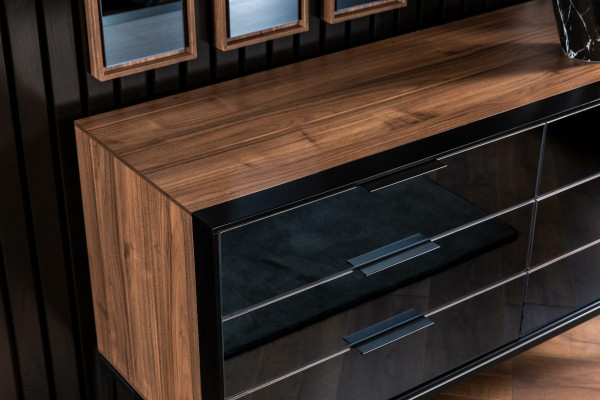 Käytännöllinen musta lipasto makuuhuoneeseen, jossa on 139 cm säilytystilaa