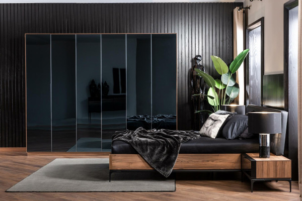 Täydellinen makuuhuoneen kalustepaketti sängyn, yöpöytien ja 4-osaisen kaapin kanssa.