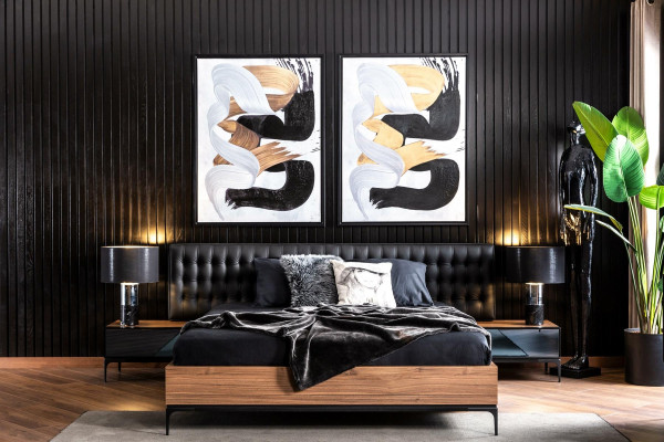 Täydellinen makuuhuoneen kalustepaketti sängyn, yöpöytien ja 4-osaisen kaapin kanssa.