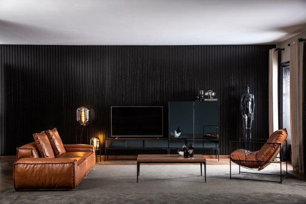 Peili ja musta ja ruskea kaappi olohuoneen huonekalu