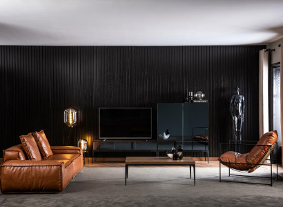 Peili ja musta ja ruskea kaappi olohuoneen huonekalu