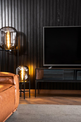 Peili ja musta ja ruskea kaappi olohuoneen huonekalu