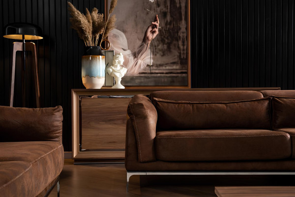 Kolmehenkinen sohva pehmeällä ruskealla sametilla