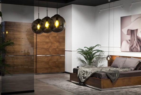 Täydellinen makuuhuoneen kalustesarja, jossa on kaappi, yöpöydät ja sänky 4 osassa