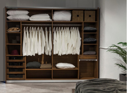 Täydellinen makuuhuoneen kalustesarja, jossa on kaappi, yöpöydät ja sänky 4 osassa