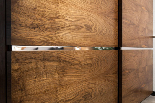 Suuri vaatekaappi ruskeilla liukuovilla 265cm