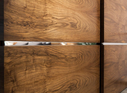 Suuri vaatekaappi ruskeilla liukuovilla 265cm