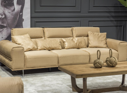 Beige verhoiltu kolmen hengen sohva, jossa tyynyt