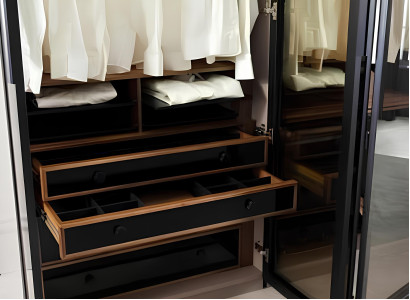 Ruskea kaappi huoneeseen, jossa on säilytystilaa ja lasiovet