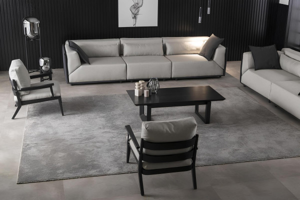 Neljän valkoisen nojatuolin sarja ylelliseen olohuoneeseen