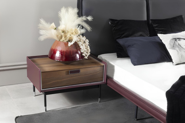 Täydellinen lasikaappi setti makuuhuoneeseen, jossa sänky ja yöpöydät, 4 osaa