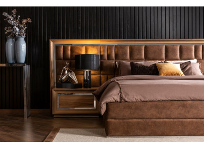 Korkealaatuiset hotellihuonekalut verhoillulla sängyllä