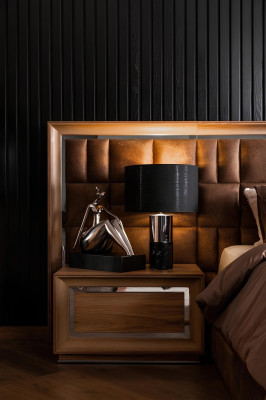 Täydellinen makuuhuoneen kalustesarja, jossa on kaappi, yöpöydät ja sänky 5 osassa.