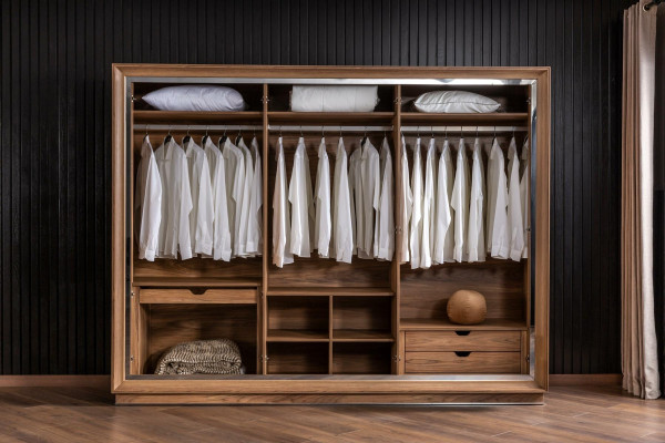 Vaatekaappi 6 ovella makuuhuoneeseen