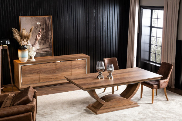 Ruokailuhuoneen kalustesarja, jossa on pöytä ja tuolit