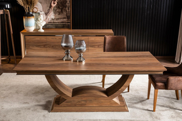 Tyylikäs ruokapöytä jaloilla