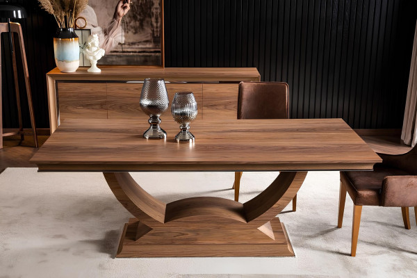 Ruskea puinen ruokapöytä 4 tuolilla