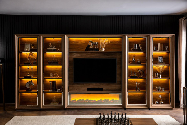 Luksus olohuoneen seinä takalla ja kahvipöydällä