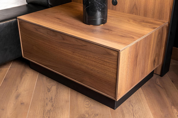 Ylellinen makuuhuoneen kalustesarja yöpöydällä, kaapilla, pöydällä ja sängyllä 6 osaa