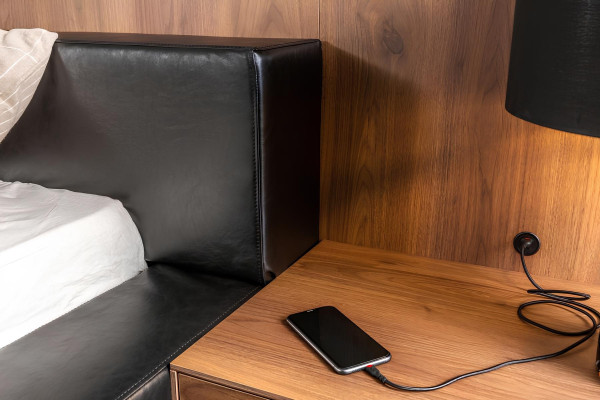 5-osainen makuuhuonekalustesarja sängyllä, yöpöydillä ja lipastolla