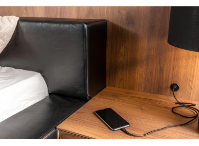 5-osainen makuuhuonekalustesarja sängyllä, yöpöydillä ja lipastolla