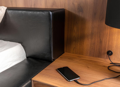 5-osainen makuuhuonekalustesarja sängyllä, yöpöydillä ja lipastolla