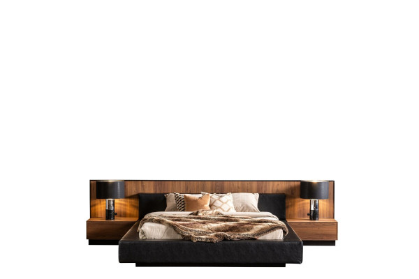 Ylellinen sänky liikkuvilla yöpöydillä