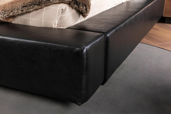 Ylellinen sänky liikkuvilla yöpöydillä