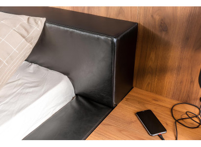 Ylellinen sänky liikkuvilla yöpöydillä