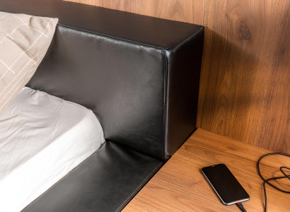 Ylellinen sänky liikkuvilla yöpöydillä