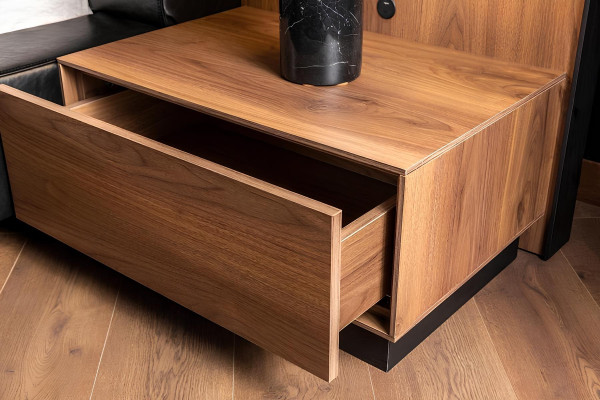 Brun makuuhuoneen kalustesarja, jossa sänky, kaappi ja 2 yöpöytää, 4 osaa.