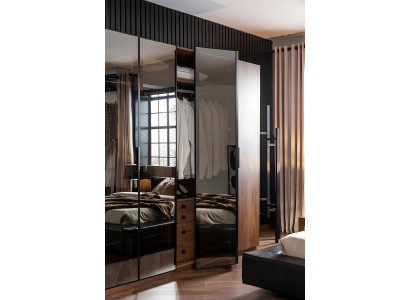 Ruskea lasikaappi, jossa sävytetyt lasiovet