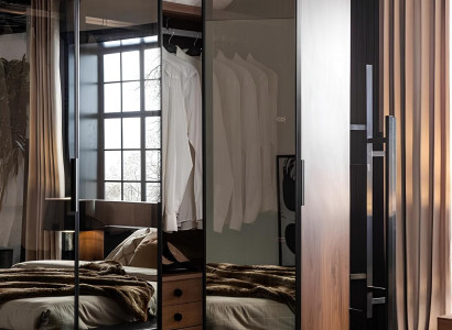 Ruskea lasikaappi, jossa sävytetyt lasiovet