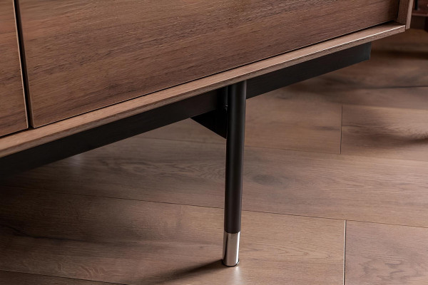 Ruokailuryhmä mustilla tuoleilla