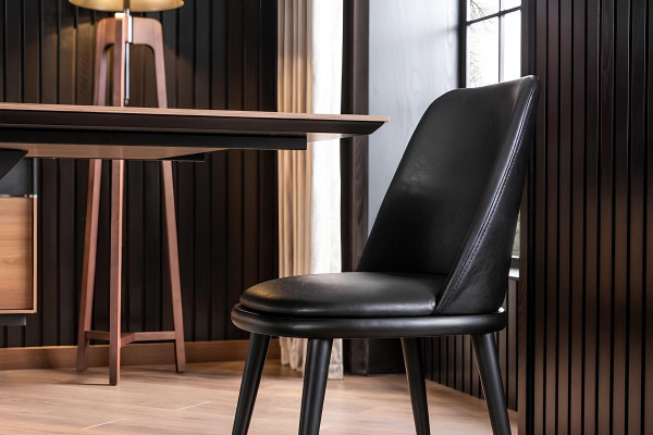 Ruokailuryhmä mustilla tuoleilla