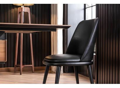 Ruokailuryhmä mustilla tuoleilla