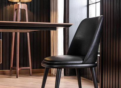 Ruokailuryhmä mustilla tuoleilla