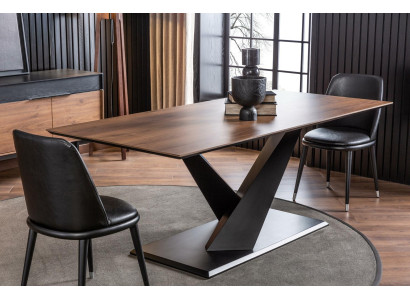 Ruokailuryhmä, jossa pöytä ja 4 tuolia