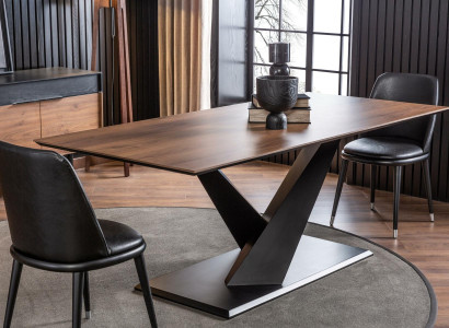 Ruokailuryhmä, jossa pöytä ja 4 tuolia