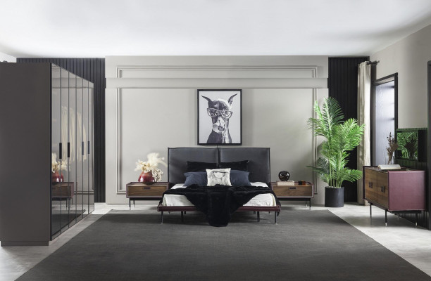 Täydellinen makuuhuoneen kalustesarja, johon kuuluu kaappi, yöpöydät ja sänky 4 osassa.