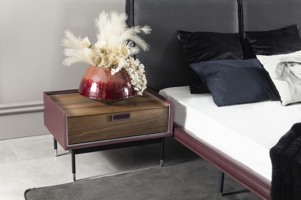 Täydellinen makuuhuoneen kalustesarja, johon kuuluu kaappi, yöpöydät ja sänky 4 osassa.