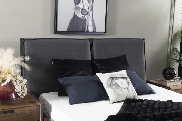 Täydellinen makuuhuoneen kalustesarja, johon kuuluu kaappi, yöpöydät ja sänky 4 osassa.