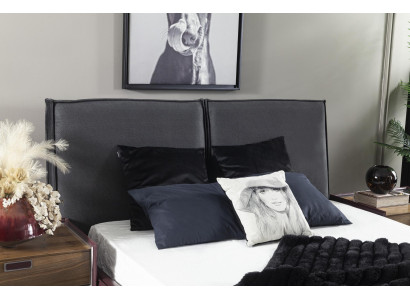 Täydellinen makuuhuoneen kalustesarja, johon kuuluu kaappi, yöpöydät ja sänky 4 osassa.