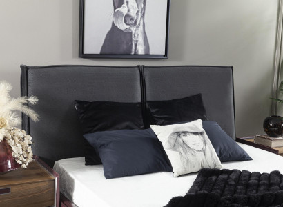 Täydellinen makuuhuoneen kalustesarja, johon kuuluu kaappi, yöpöydät ja sänky 4 osassa.